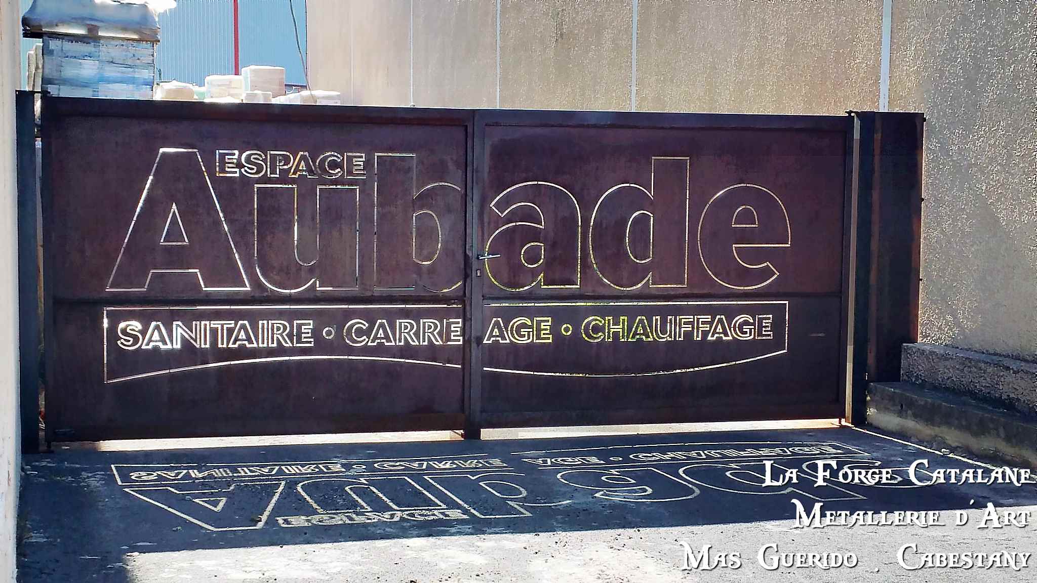 portail 2 vantaux enseigne decoupe laser groupe aubade cabestany forge catalane.jpg